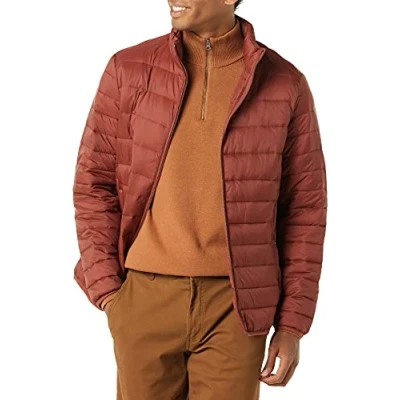 Afbeelding van Amazon Essentials Opvouwbare lichtgewicht waterbestendige pufferjas voor heren (verkrijgbaar in groot en lang), rood (Earth Red), L