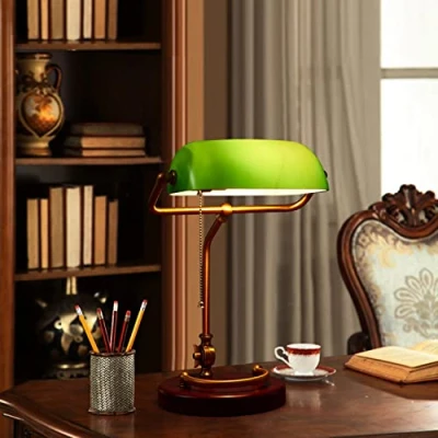 Afbeelding van Traditionele bankierslamp groen met trekschakelaar, retro bureaulamp bankierslamp, messing afwerking, nostalgische groene glazen kap en houten voet, E27 bedlamp verstelbare