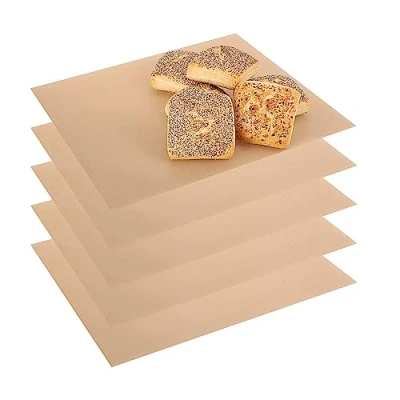 Afbeelding van COM FOUR® 5x permanente bakfolie van Teflon herbruikbaar bakpapier geschikt voor oven tot 260 C snijbare antiaanbakovenfolie vaatwasmachinebestendig (5 stuks beige 40x32 cm)