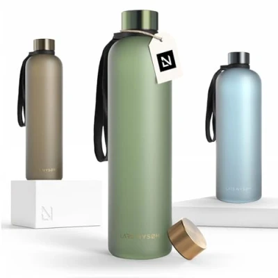 Afbeelding van LARS NYSØM &#039;Blæst&#039; Ultralichte tritan waterfles 1000ml BPA vrij, lekvrij, geschikt voor koolzuurhoudende dranken Inclusief 2 deksels Sage Gold