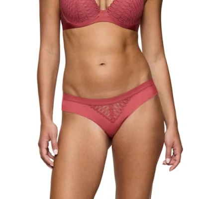 Afbeelding van Triumph dames Aura Spotlight slip met borduring in de kleur Cranberryrood, maat: 40
