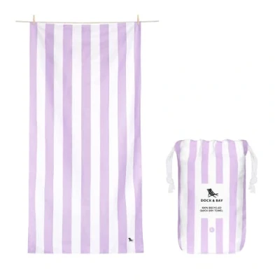 Afbeelding van Dock &amp; Bay strand handdoek Sneldrogend, Zandvrij Compact Lichtgewicht 100% gerecycled Tas inclusief Cabana Light Lombok Lilac Large (160x90cm, 63x35&quot;)