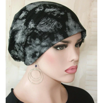 Afbeelding van Vintage chemomuts beanie bij haaruitval kleur zwart grijs batik print maat one size