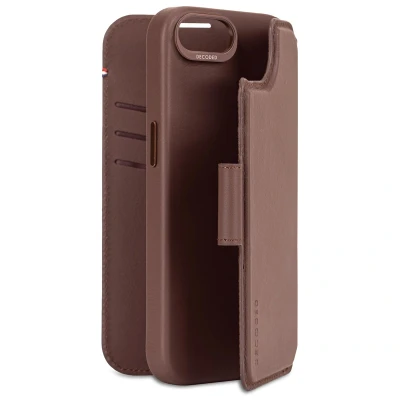 Afbeelding van DECODED Leren Detachable Wallet Case Geschikt voor iPhone 16e 2 in 1 Magnetisch Afneembaar Hoesje met Pasjeshouder Premium ECCO Leer MagSafe Bruin