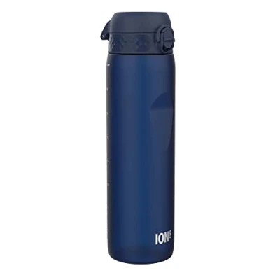 Afbeelding van ION8 1 Liter Waterfles, Lekvrij, Flip top Deksel, Draaghandvat, Snelle Vloeistofstroom, Vaatwasmachinebestendig, BPA vrij, Gevormde Grip, Ideaal voor Sport en Gym, Koolstofneutraal, 32 oz, Marineblauw