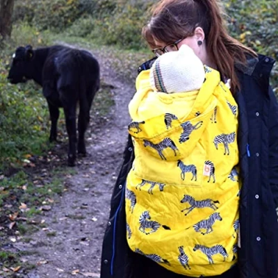 Afbeelding van BundleBean Babywearing: waterdichte bescherming tegen weersinvloeden voor draagdoek en draagzak geel zebra