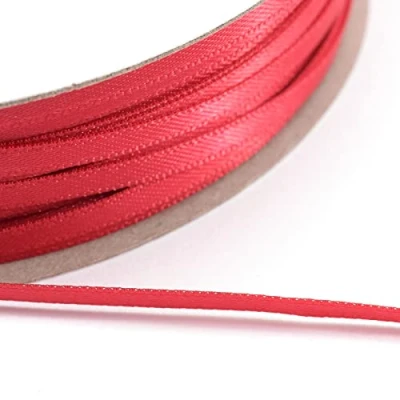 Afbeelding van Vaessen Creative Satijnen lint, rood, 3 mm x 100 m, dubbelzijdig glanzend voor kaarten maken, plakboeken, geschenkverpakking en andere knutselprojecten