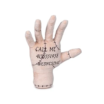 Afbeelding van Play by Pluche dier MANO The Thing Woensdag Wednesday Addams versie met belettering CALL ME hoogte 25 cm