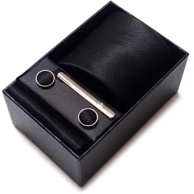 Afbeelding van Actie4you® Luxe Stropdas Set Met Manchetknopen en Pochet Dasspeld Geschenkdoos 4 Delig Zwart Ruit