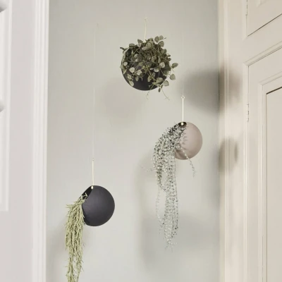 Afbeelding van AYTM Globe bloempot, hangend, Ø 17 cm, grijs, aluminium