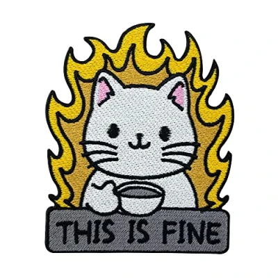 Afbeelding van Finally Home Patch om op te strijken This Is Fine Cat Katten Patches Strijkplaatje Dieren Opstrijkbare Dier Meme