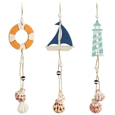 Afbeelding van COM FOUR® 3x hangende decoratie Maritiem om op te hangen boot, vuurtoren en reddingsboei met schelpen van hout (3 stuks 35cm)