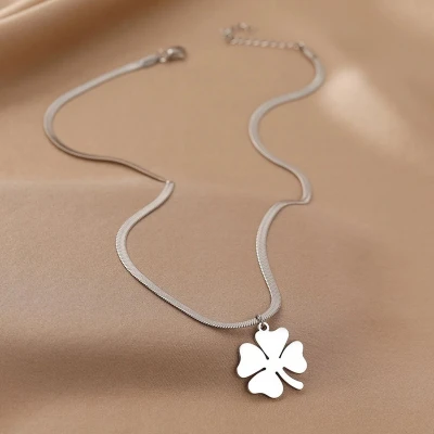 Afbeelding van RVS klaver Ketting 40 cm Geluk Klavertje vier Cuban Link Zilverkleurig 5mm Dames cadeau Moederdag