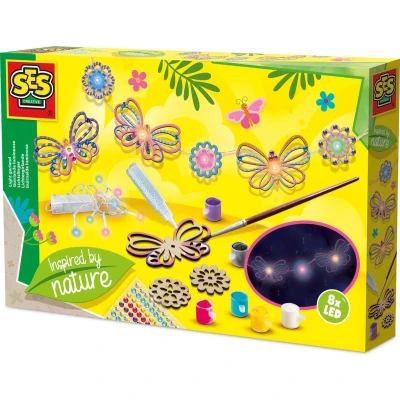 Afbeelding van SES Creative 14039 Lichtketting Geïnspireerd door de Natuur Creatieve Knutselset voor Kinderen vanaf 6 Jaar Decoreer vlinders en bloemen met glitter verf Perfect magische decoraties