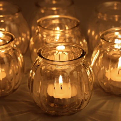 Afbeelding van Belle Vous Theelichthouder van Helder Glas met Wit Lint (12 Stuks) Votief Theelichthouders, Ideaal Voor Bruiloften, Feesten, Woondecoraties, Tafeldecoraties en Geschenken
