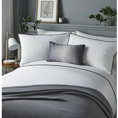 Afbeelding van Serene Pom Easy Care Dekbedovertrek Set Tweepersoonsbed Wit beddengoed met grijze pompons