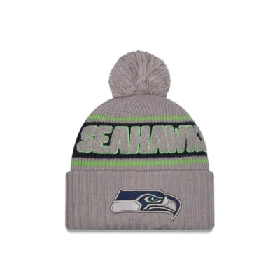 Afbeelding van New Era Seattle Seahawks NFL 2024 Sideline Sport Knit Grijs Bobbel Muts