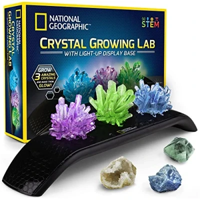 Afbeelding van National Geographic Kristalkweekset 3 levendige gekleurde kristallen om te groeien met oplichtende displaystandaard en gids, inclusief echte edelsteenexemplaren, waaronder een geode groen