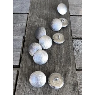 Afbeelding van 10 stuks knopen zilver uniform licht korrelig oppervlak gebogen oogknoppen 20 mm