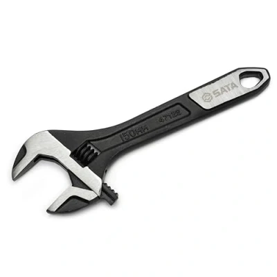 Afbeelding van SATA ST47122 6 inch extra brede kaak verstelbare sleutel/sleutel met gesmeed gelegeerd staal lichaam en verchroomd afwerking zwart fosfaat/gepolijst