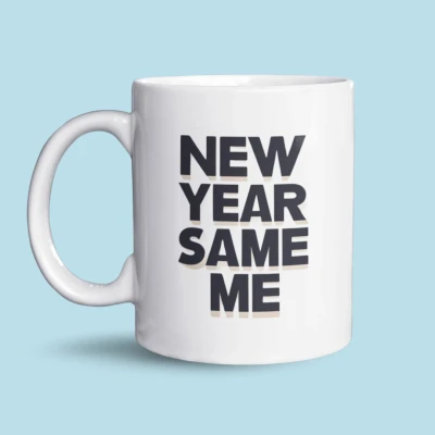 Afbeelding van NietMokken.nl Grappige Nieuwjaarsmok met tekst: &quot;New Year, Same Me&quot; Minimalistisch design Perfect voor Oud &amp; Nieuw Aan beide zijden bedrukt Vaatwasser en magnetronbestendig