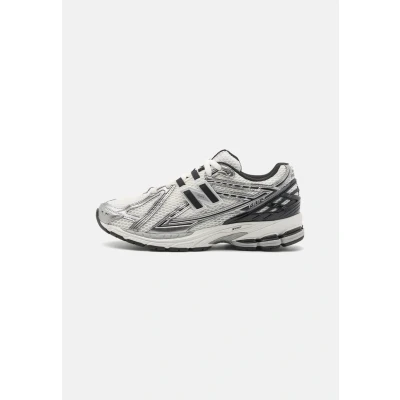 Afbeelding van New Balance dames 1906R sneaker met mesh details in de kleur Gebroken wit, maat: 36