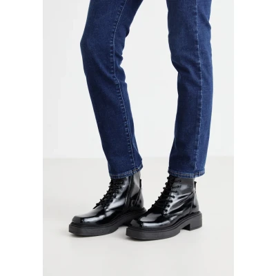 Afbeelding van STEVE MADDEN Veterlaarsjes &#039;Chiney&#039; zwart