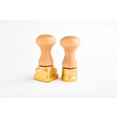 Afbeelding van La Gondola Set van 2 Zelfgemaakte Ravioli Stempels Rond Glad 38mm &amp; Vierkant Festoed 45x45mm Pasta Maken Gereedschap Messing Natuurlijk Hout Gemakkelijk te gebruiken