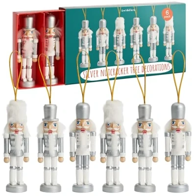 Afbeelding van THE TWIDDLERS 6 Zilveren Houten Notenkraker Soldaat Ornamenten (10cm) Hangende Boomdecoraties in Feestelijke Traditionele Kerstontwerpen met Bewegende Delen