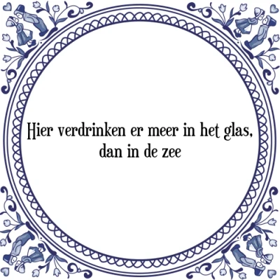 Afbeelding van Hier verdrinken er meer in het glas, dan de ze Tegeltje + Spreuk