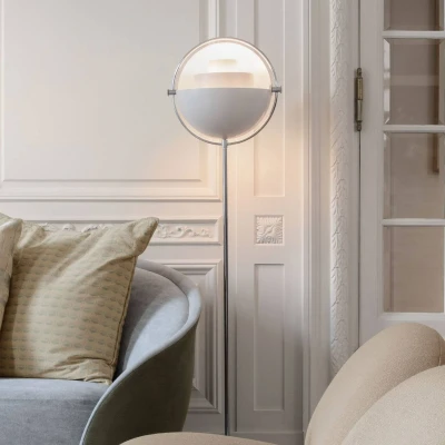 Afbeelding van Gubi Lite vloerlamp, hoogte 148 cm, chroom/wit