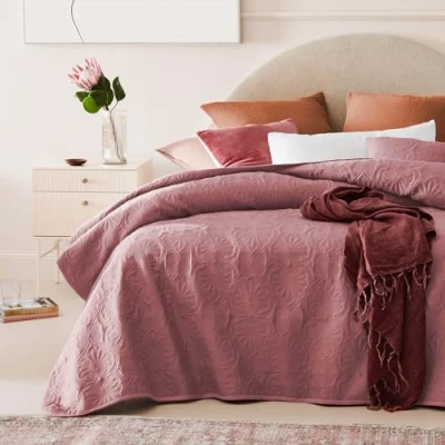 Afbeelding van ROOM99 Leila Elegante sprei in roze, 200 x 220 cm, veelzijdige woondeken als bedsprei of banksprei, voor bed en bank, quilt, stijl, ideaal