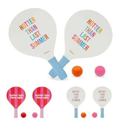 Afbeelding van Fisura Houten strandrackets met tekst &quot;hotter than last summer&quot; in wit en blauw, inclusief netzak 2 ballen om volop te genieten van het strand.