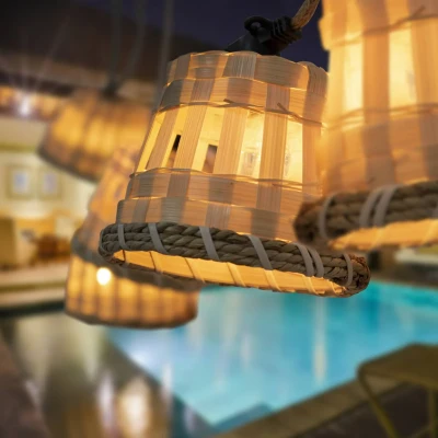 Afbeelding van newgarden AURORA Vintage stijl warm led plafondlichtsnoer voor binnen en buiten. 10 x E12 lampen met lampenkap van bamboevezel rotan.