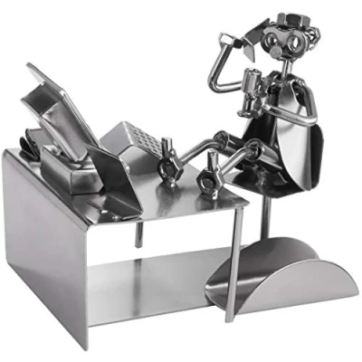 Afbeelding van BRUBAKER Schroef Man Pc Kantoorwerker met Visitekaarthouder Handgemaakte IJzer Figuur Metalen Gift voor Zakenlieden, Kantoorpersoneel en Collega&#039;s