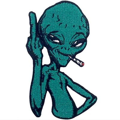 Afbeelding van Geborduurde patch in de vorm van een groene alien als roken, naaien of opplakken met strijkijzer