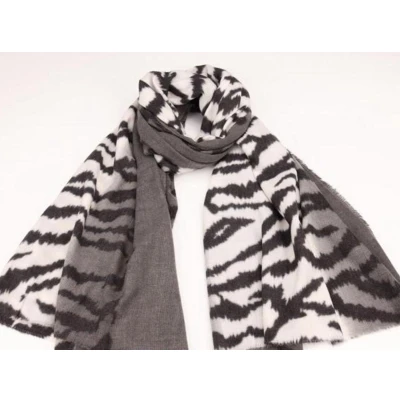 Afbeelding van Sjaal lang en warm met tijgerprint grijs/roomwit/zwart 190/80cm