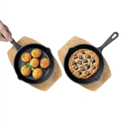 Afbeelding van Navaris 2x mini gietijzeren koekenpan Ø 15 cm Pannen inclusief houten onderzetter 22 x 15,5 Pannenset vereenvoudigt het koken Ovenbestendig