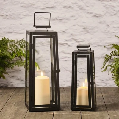 Afbeelding van Lights4fun Set van 2 Decoratieve Zwarte Metalen Batterij Operated Kaars Lantaarns met Timer Warm Wit LED Indoor Outdoor Gebruik 40cm