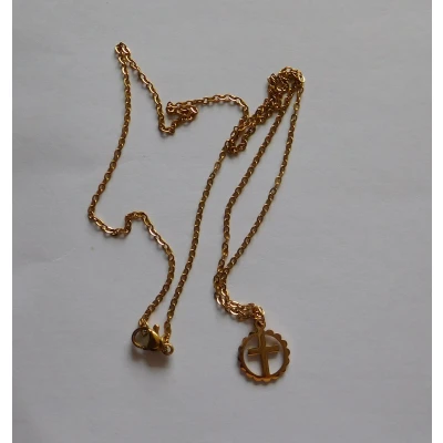 Afbeelding van Ketting met hanger klein kruisje goudkleur.