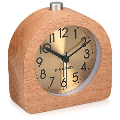 Afbeelding van Navaris analoge klassieke houten wekker Retro tafelklok met alarm, sluimerfunctie en verlichting Lichtbruin goudkleurige wijzerplaat