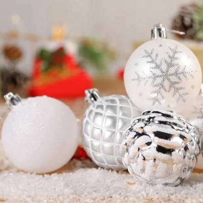Afbeelding van SHareconn kerstballen 30 stuks 60 mm ornamenten, onbreekbare ballen hangende decoraties voor kerstboom, gekleurde decoratie vakantiefeest, snaren inbegrepen, wit