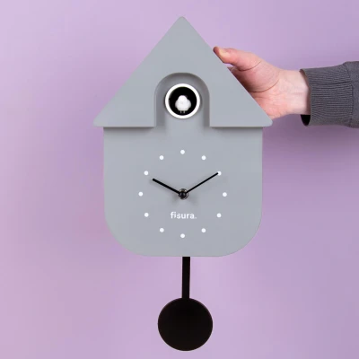 Afbeelding van Fisura Grijze koekoeksklok met witte wijzerplaat. Muurklok. Originele wandklok als cadeau. 3 AA batterijen niet inbegrepen. Afmetingen: 21,5x8x41,5 cm. ABS plastic.