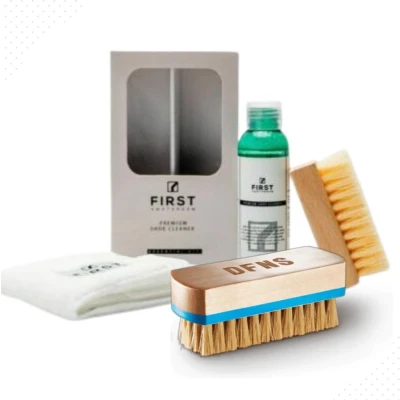 Afbeelding van First Amsterdam Schoenen schoonmaak set compleet Sneaker cleaning kit met doek en zachte schoenborstel reinigingsset Voor alle schoen materialen Tot 50 x schoonmaken 99% natuurlijke Volledig biologisch afbreekbaar
