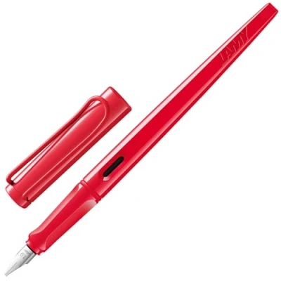 Afbeelding van LAMY joy kalligrafievulpen 015 van robuust kunststof in de kleur aardbei met punt 1,1 mm, markante handgrepen, zelfverende metalen clip, incl. inktpatroon T 10 blauw