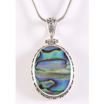 Afbeelding van Traditionele bewerkte zilveren hanger met abalone schelp aan snake ketting