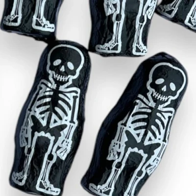 Afbeelding van 5 x Halloween chocolade skelet van melkchocolade, ca. 15 stuks, Fair Trade Cacao, plus een OYOY Halloweensticker, ideaal voor Halloweenfeesten of als vulling de snoepmand