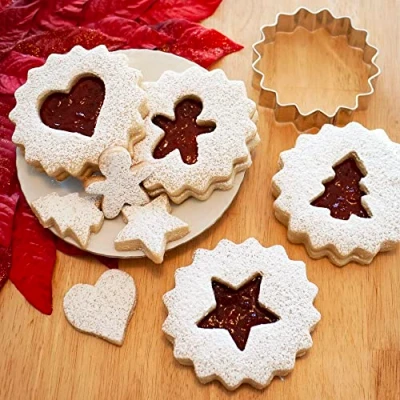 Afbeelding van Kerst Linzer koekjessnijders 5 delige set gemaakt in de VS door Ann Clark, gecanneleerde cirkel, mini hart, kerstboom, ster, peperkoekman