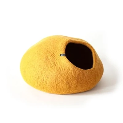 Afbeelding van LucyBalu® Premium Kattenhol van vilt Natuurlijk kattenbed 100% pluizige wol vilt, handgemaakt in Nepal Knuffelhol voor katten 45x45x28 cm Mosterdgeel