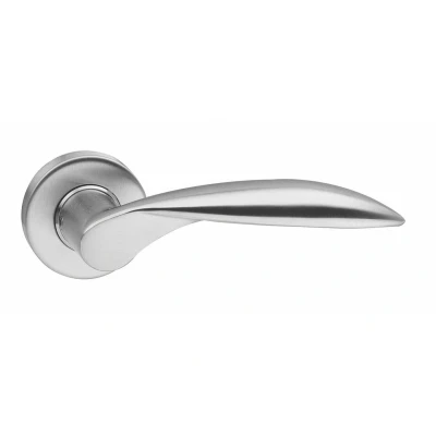 Afbeelding van Deurklink Massief afgerond geveerd op rozet 53x10 met ring geborsteld RVS